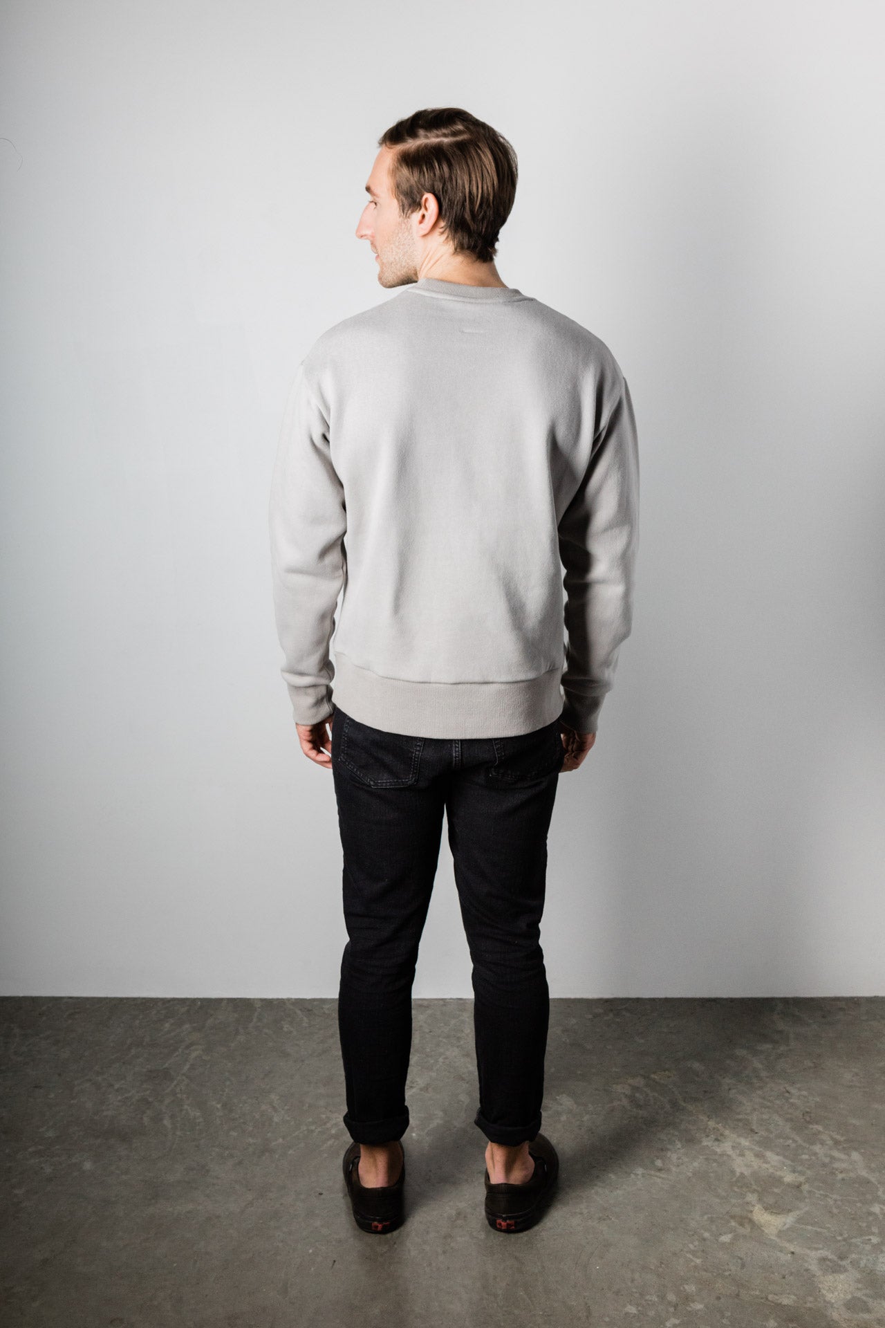 GREY/WHITE SWEATSHIRT